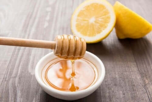 Vand med honning og citron er et af de bedste midler til at lindre ondt i halsen