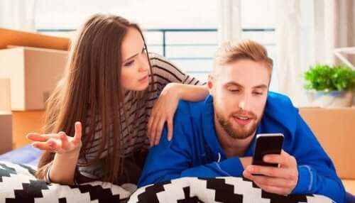 Kvinden udviser jalousi over, hvad manden ser på sin telefon