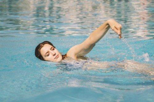 Kvinde nyder psykologiske fordele ved svømning