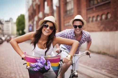 Kærestepar cykler sammen