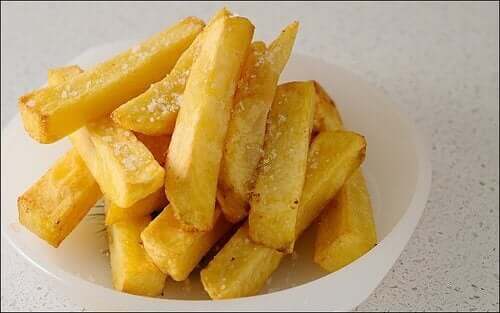 Undgå at spise friturestegt mad som pommes frites