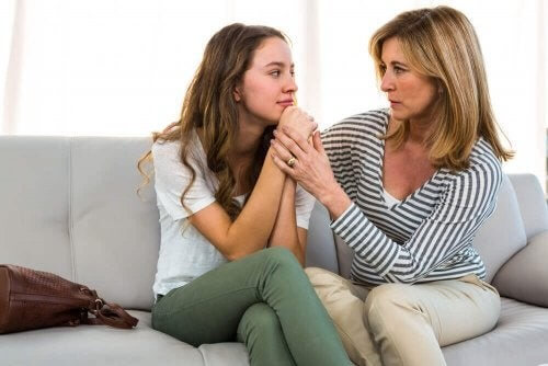 Mor snakker med sin datter om gruppepres blandt børn