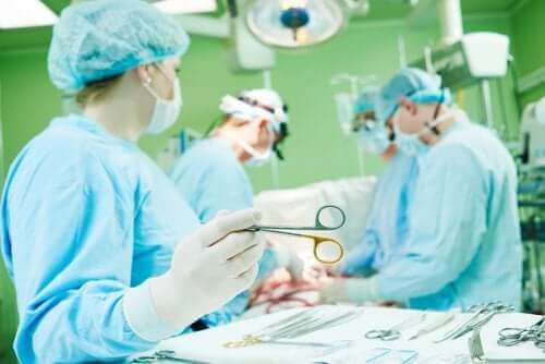 Læger udfører operation