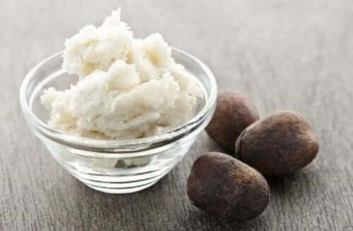 Sheasmør i salve til at lindre myggestik