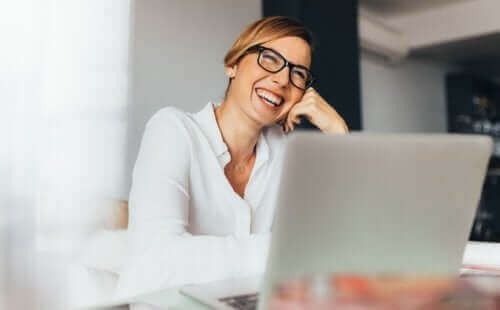 Smilende kvinde på arbejdsplads