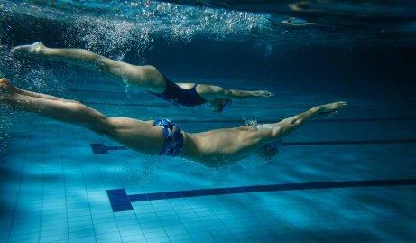 To personer svømmer sammen under vand