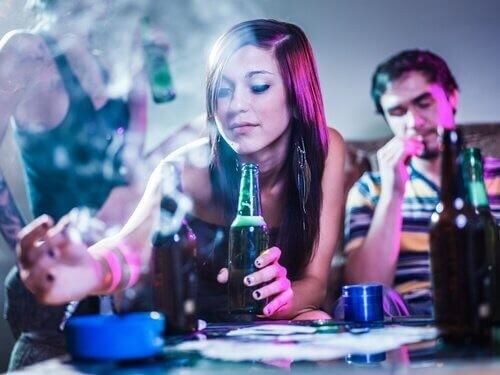 Teenagere, der ryger og drikker pga. gruppepres blandt børn
