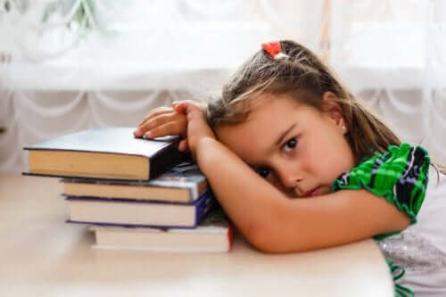 Træt pige, da obstruktiv søvnapnø forstyrrer søvnen