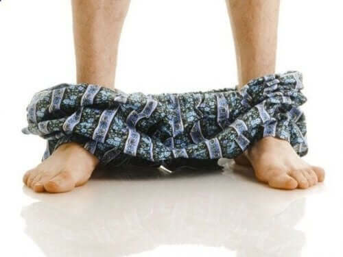 Lille penis kompleks illustreres af mands ben med bukserne nede