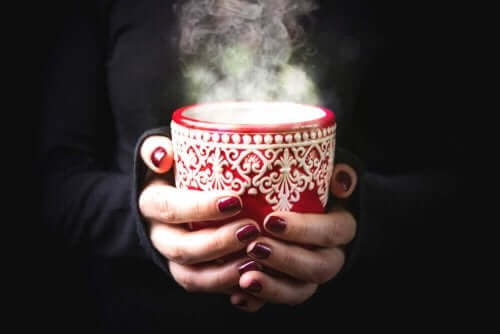 Fem varme og kolde drikke til at lindre ondt i halsen