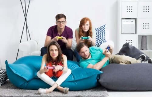 Venner spiller videospil sammen