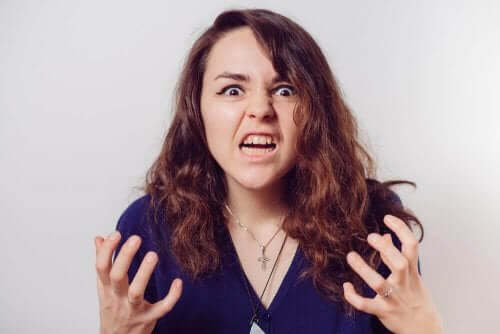 Frustreret kvinde ønsker at lægge afstand til giftige mennesker