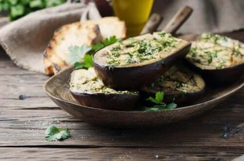 Aubergine er en vigtig grøntsag for enhver afbalanceret kost. Det er også perfekt til at lave grøntsagspaté