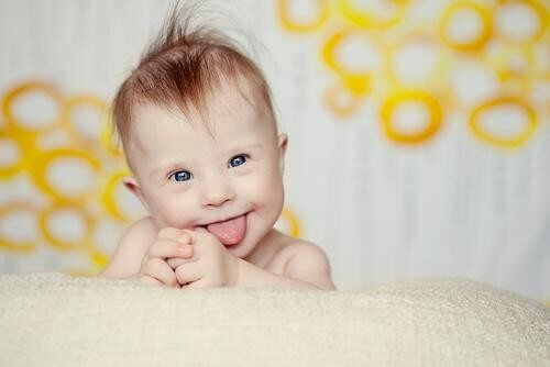 Baby med Downs syndrom rækker tunge