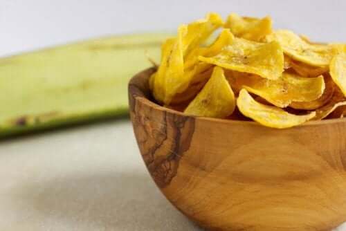 "Chips" er et amerikansk udtryk, der refererer til tyndtskårne kartofler, der er stegt ved høje temperaturer. Men de kan laves med mange forskellige grøntsager