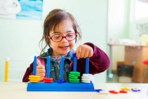 Barn leger med aktivitetslegetøj