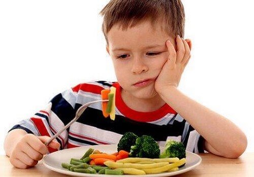 Dreng vil ikke spise sine grøntsager