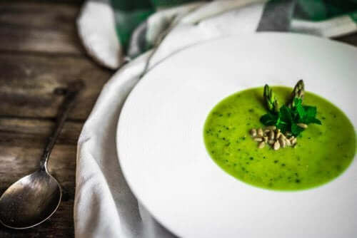 En velsmagende opskrift på gazpacho af asparges