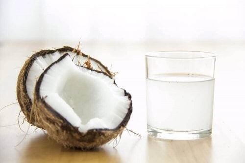 Glas med kokosvand 