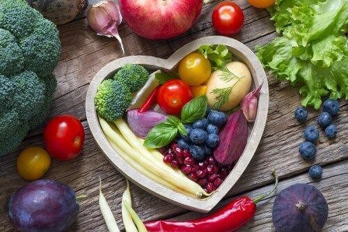 Hjerteformet bakke med grøntsager