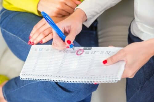 Kvinde sætter kryds i kalender