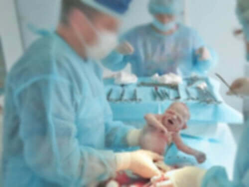 Læger tjekker for sygdomme hos nyfødte