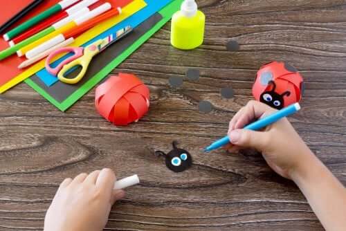 Klippe og klistre er gode hjemmeaktiviteter til en regnvejrsdag