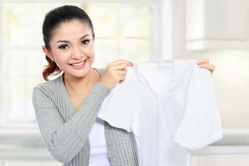 Kvinde med ren, hvid bluse