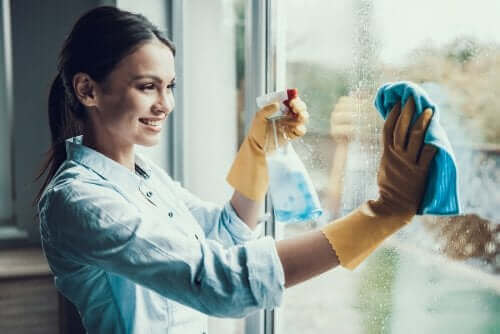 Kvinde rengør vinduer