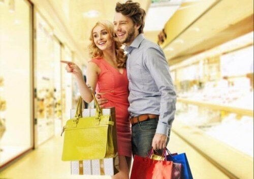 Kærestepar er på shoppingtur sammen