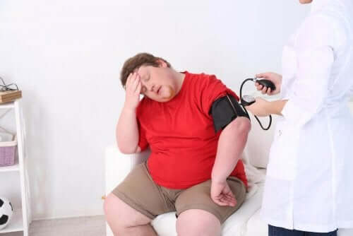 Mand får målt blodtryk af læge