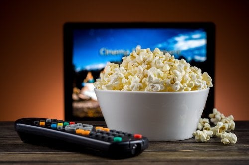 Popcorn i skål foran fjernsyn