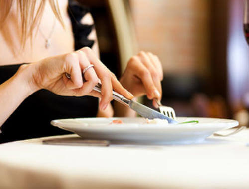 Kvinde spiser langsom som en del af mentale strategier til at tabe sig
