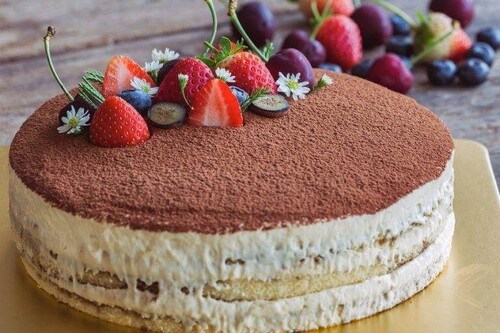 Lækker dessert med frugt på toppen