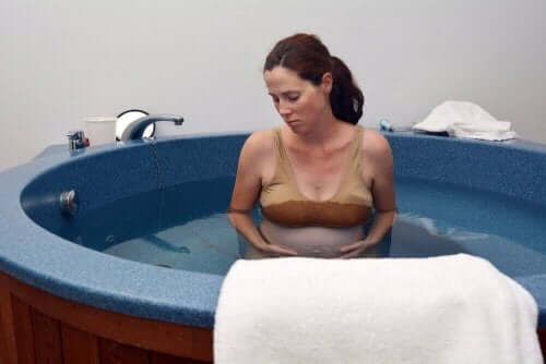 Vandfødsler har en lavere frekvens af bristning