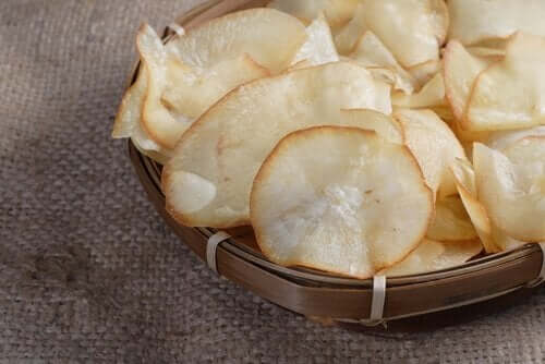Hjemmelavede grøntsagschips er en meget sundere løsning, end de færdiglavede chips du kan købe i butikkerne