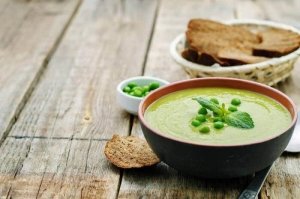 Sådan laver du en cremet ærte- og baconsuppe
