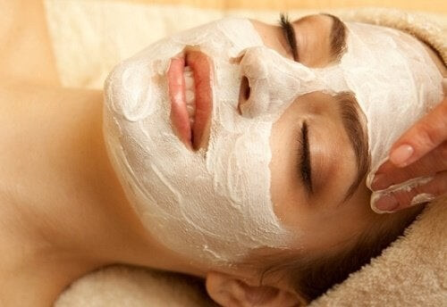Kvinde anvender de bedste ansigtsmasker til huden