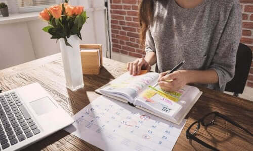 Kvinde planlægger i kalender for at kunne håndtere det ukendte