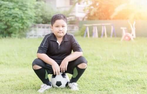 Dreng med fodbold vil undgå overvægt i barndommen