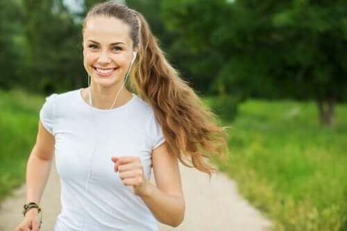 Kvinde nyder fordelene ved at løbe og lytte til musik