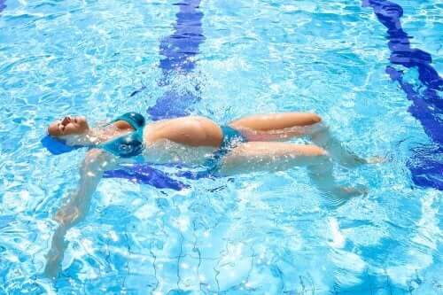 Gravid kvinde i pool