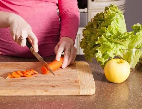 Gravid kvinde laver salat