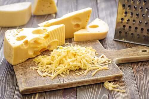 Hård ost kan være en udfordring, når det kommer til at skære oste