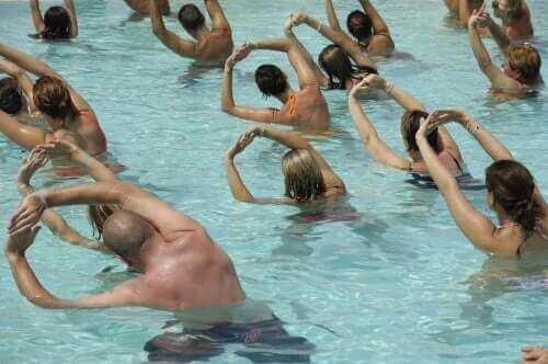 Personer træner i vand