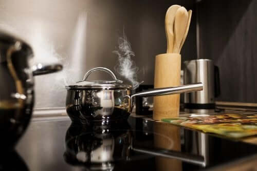 Damp kommer ud af kasserolle på komfur