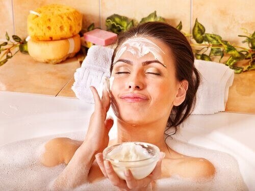 Kvinde lægger ansigtsmaske i badekarret