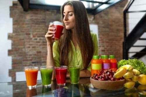 Kvinde drikker juice