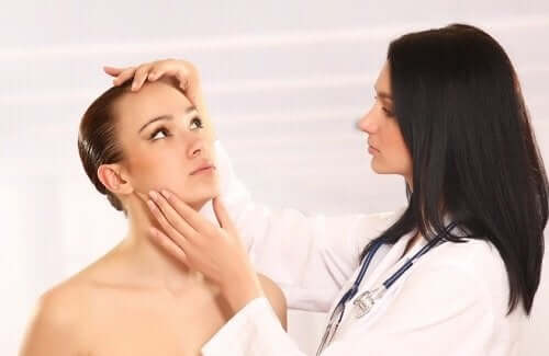 Læge tjekker kvinde for svamp på huden