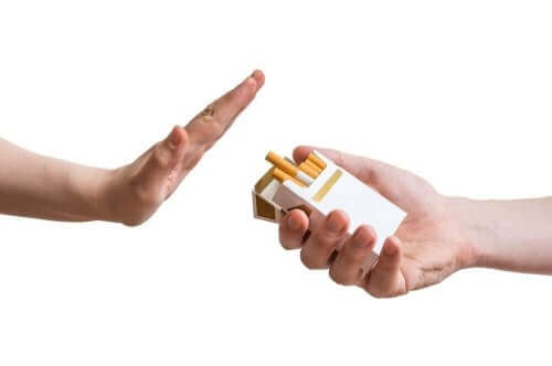 Person siger nej til cigaretter
